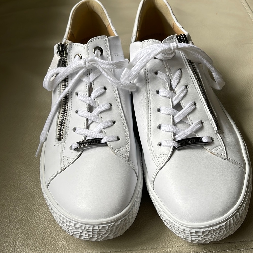 Hartjes NWOT women’s casual shoe! US Size 9-9.5.